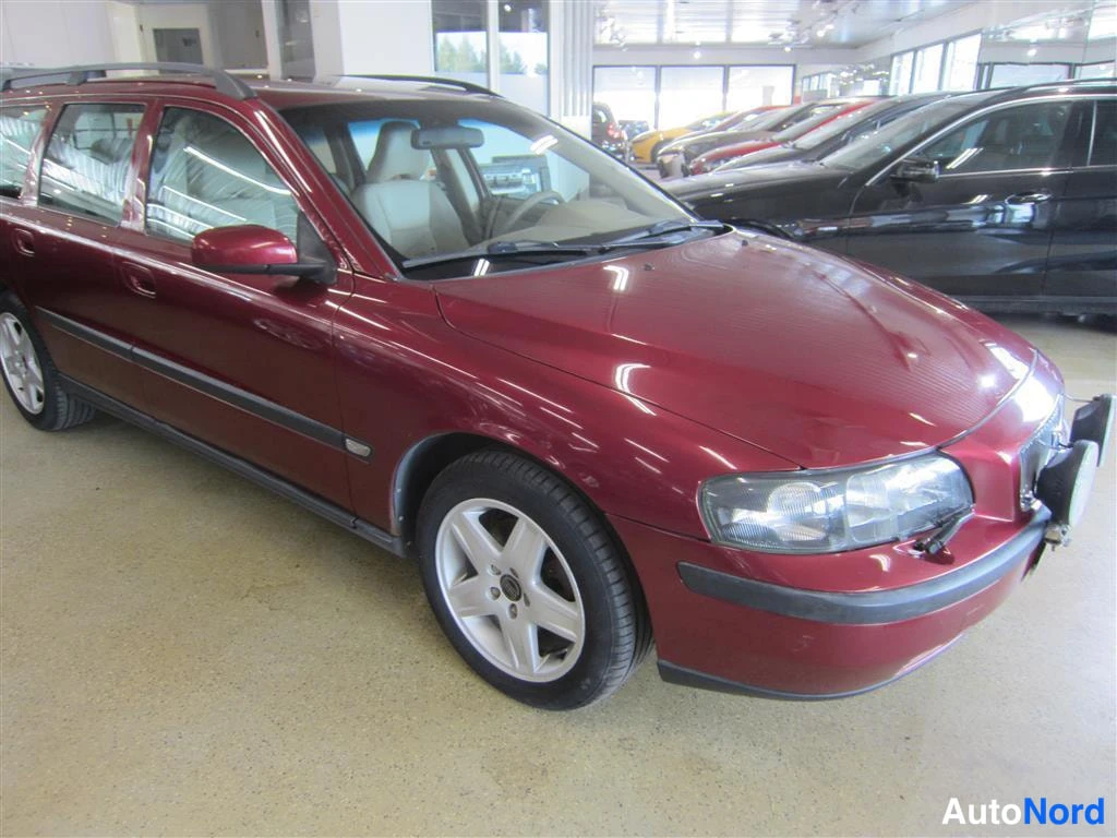 Punainen Volvo V70 2003, etuviisto, keula oikealle, kuva 2