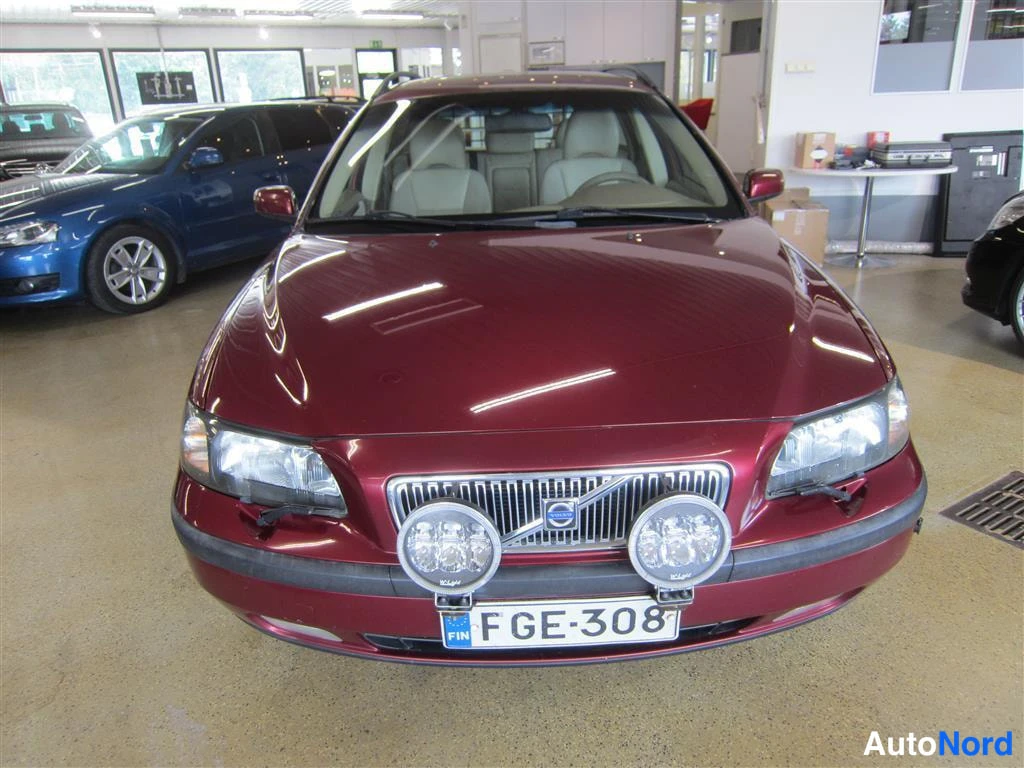 Punainen Volvo V70 2003, edestä, kuva 3