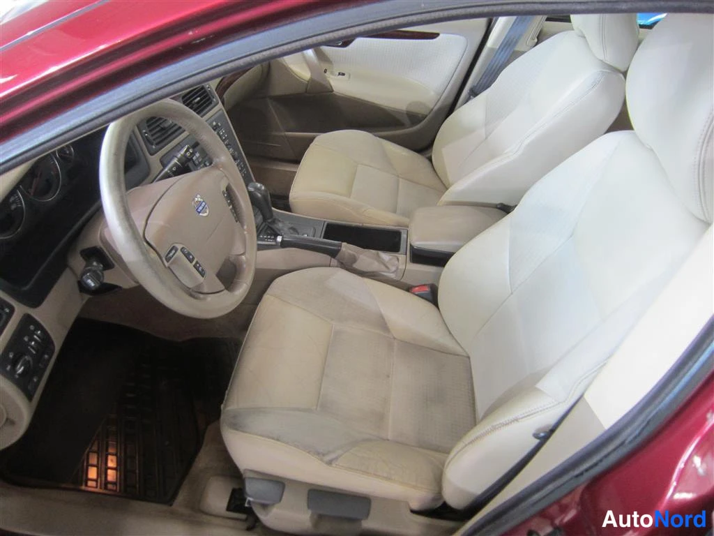 Punainen Volvo V70 2003, etuistuimet, kuva 8