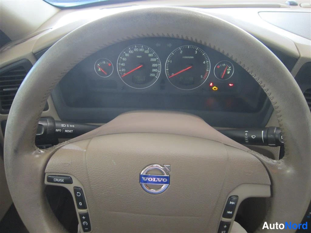 Punainen Volvo V70 2003, kuva 16