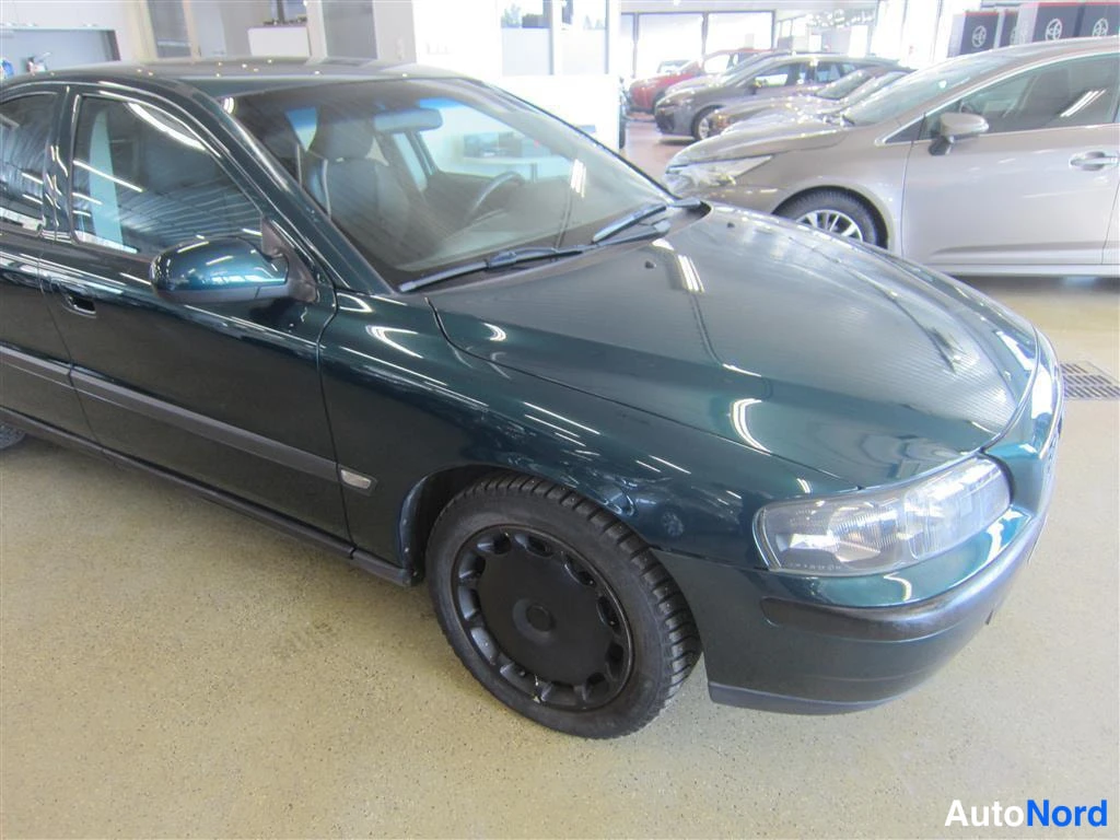 Vihreä Volvo S60 2003, etuviisto, keula oikealle, kuva 2