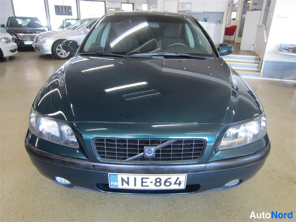 Vihreä Volvo S60 2003, edestä, kuva 3