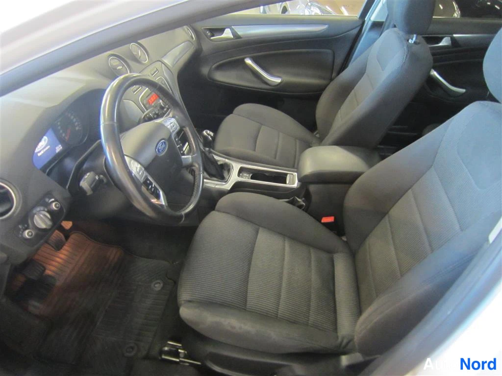 Valkoinen Ford Mondeo 2010, ohjaamo, kuva 9