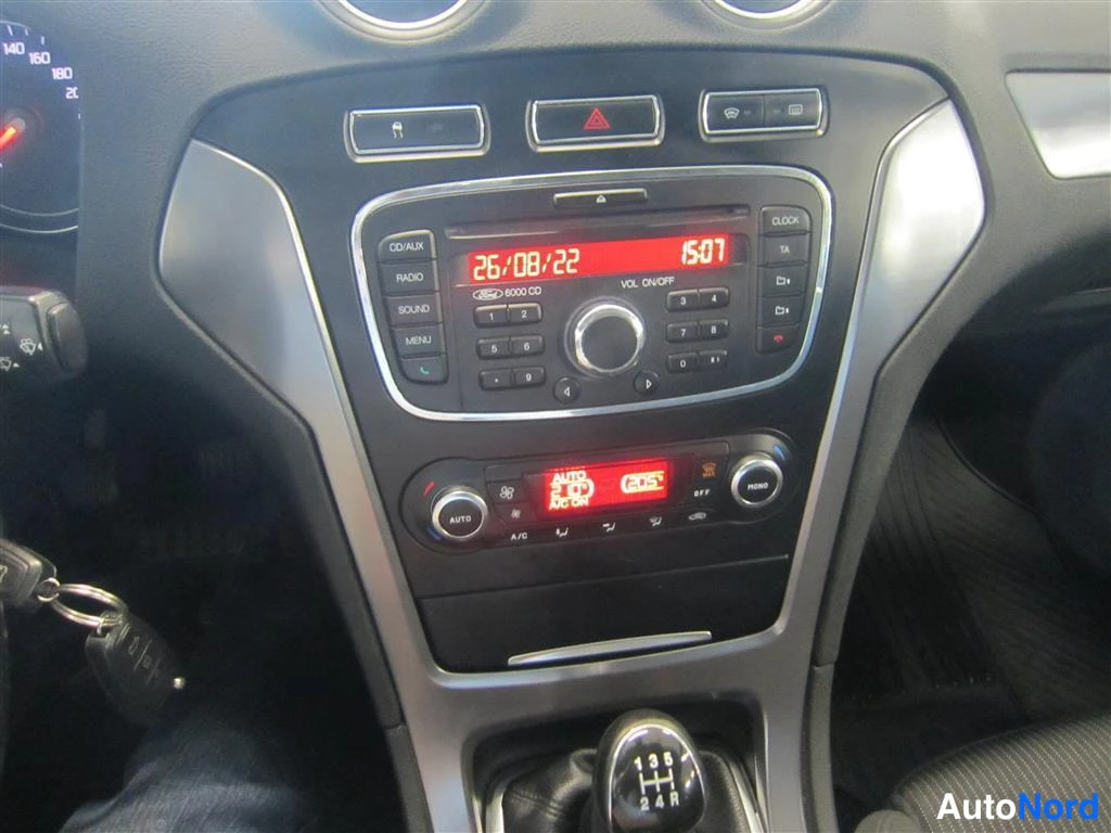 Valkoinen Ford Mondeo 2010, yksityiskohta, kuva 17