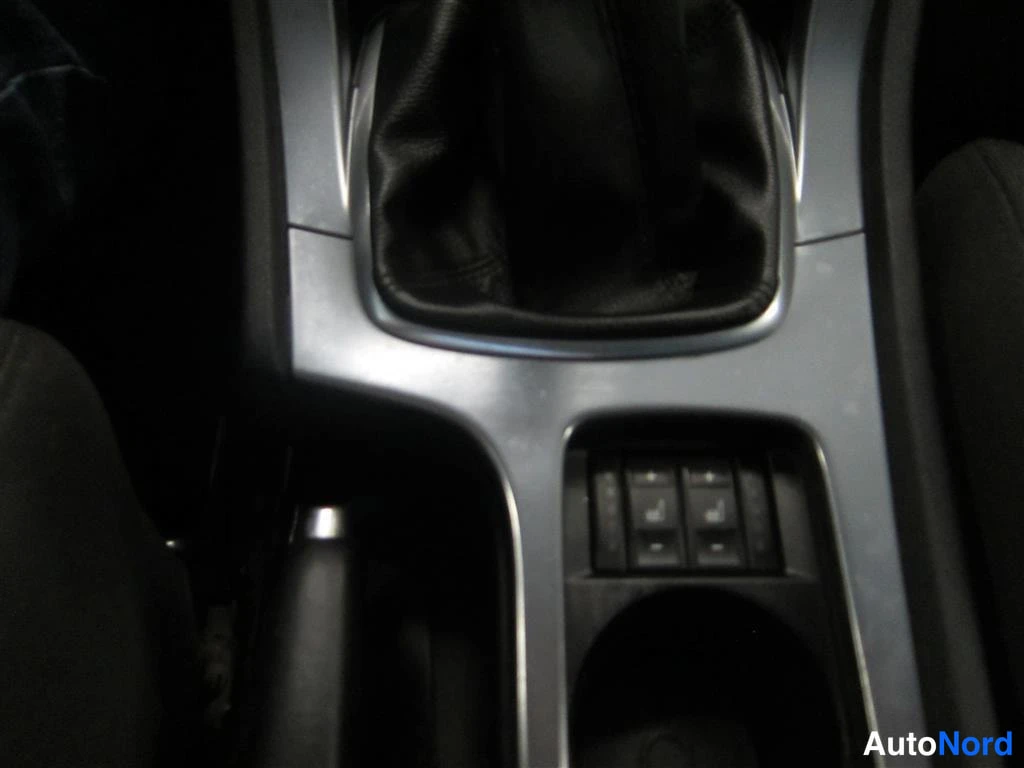 Valkoinen Ford Mondeo 2010, yksityiskohta, kuva 20