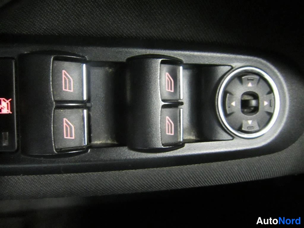 Valkoinen Ford Mondeo 2010, yksityiskohta, kuva 21