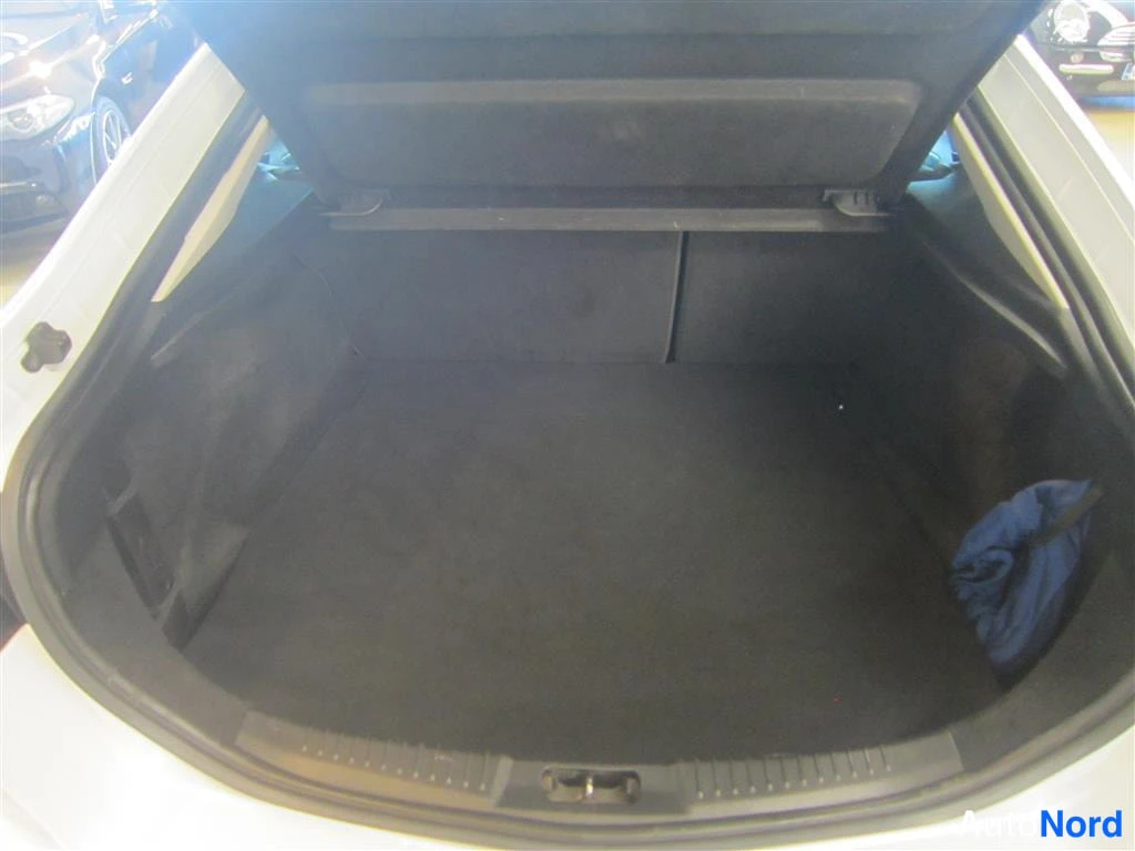 Valkoinen Ford Mondeo 2010, tavaratila, kuva 13