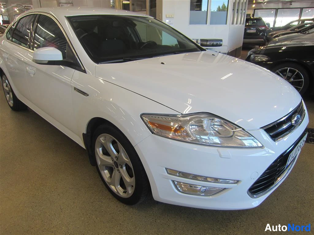 Valkoinen Ford Mondeo 2010, etuviisto, keula oikealle, kuva 2