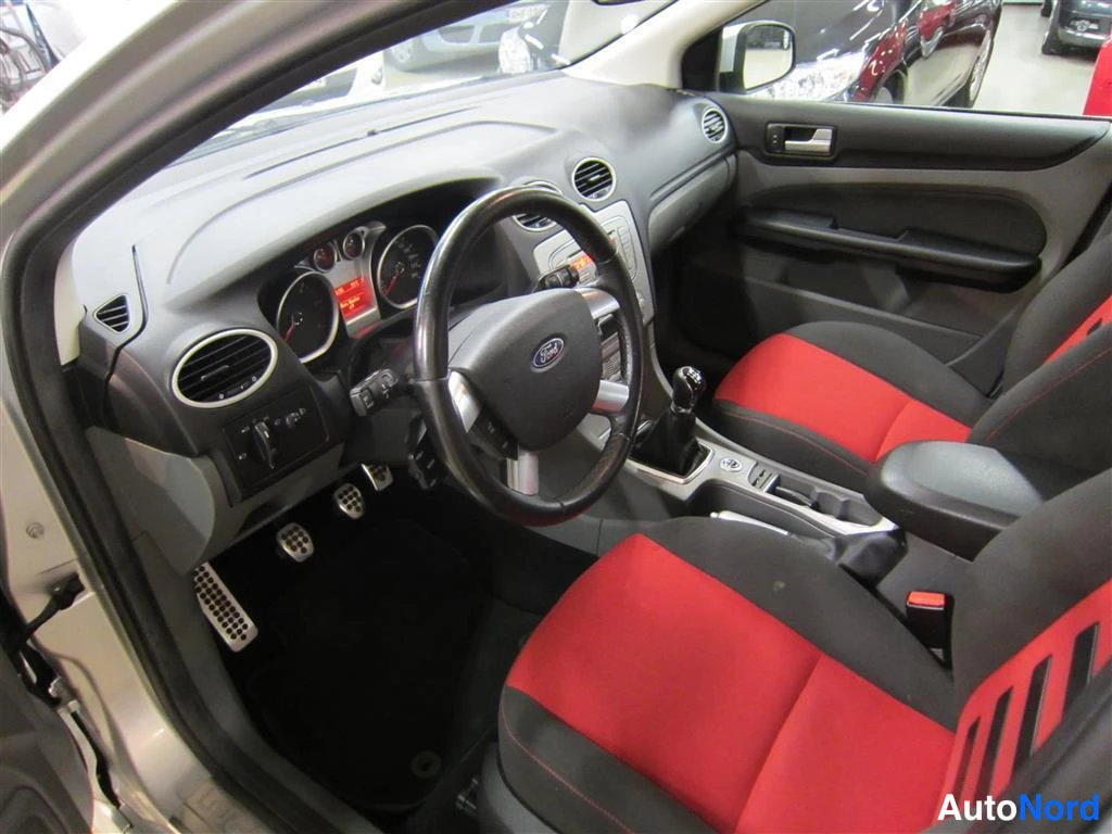 Hopea Ford Focus 2009, ohjaamo, kuva 6