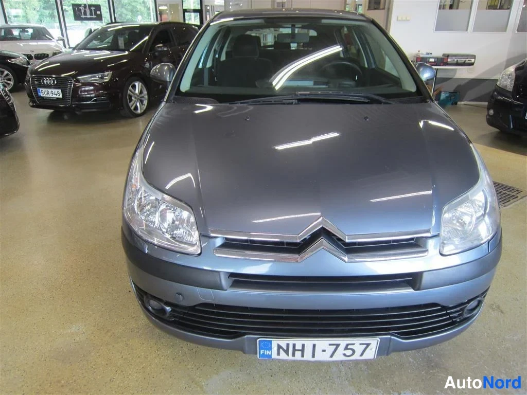 Harmaa Citroen C4 2007, edestä, kuva 3