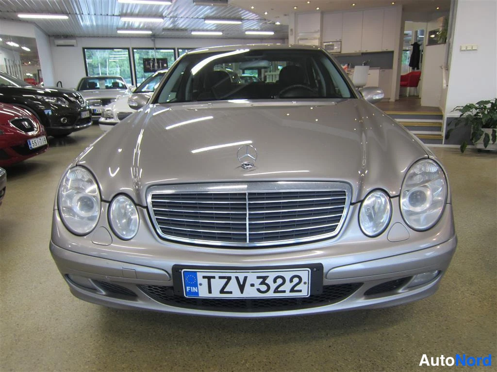 Harmaa Mercedes-benz E 2006, edestä, kuva 2