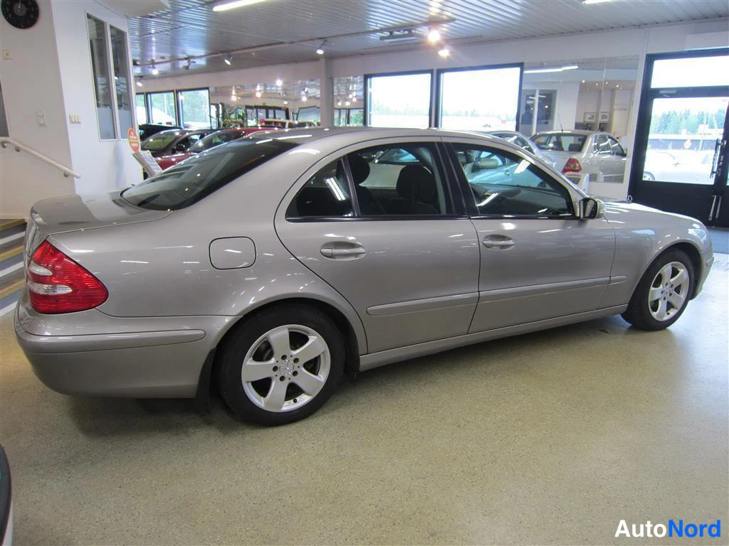 Harmaa Mercedes-benz E 2006, takaviisto, kuva 3
