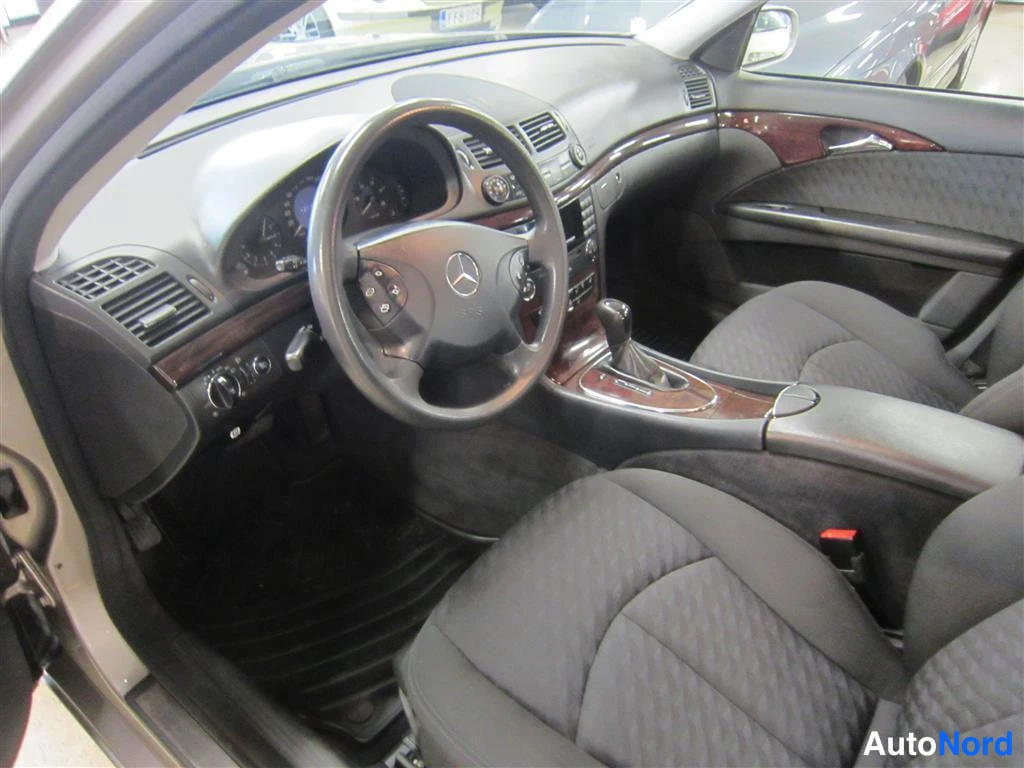 Harmaa Mercedes-benz E 2006, ohjaamo, kuva 5