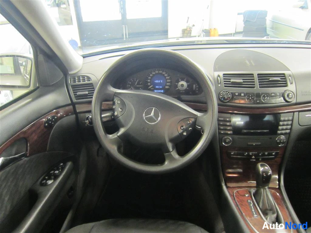 Harmaa Mercedes-benz E 2006, ohjaamo, kuva 6