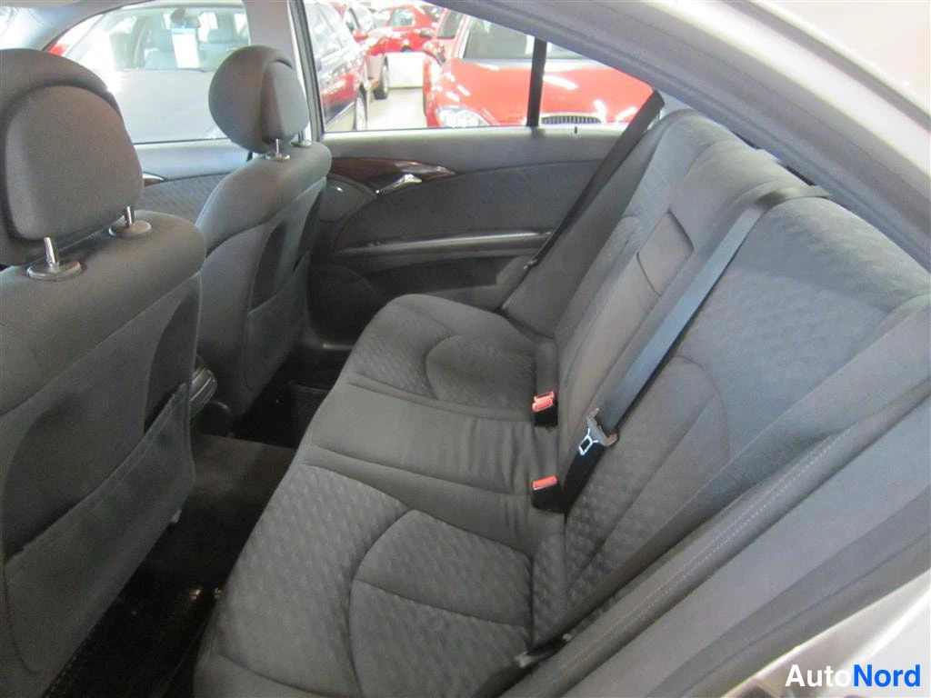 Harmaa Mercedes-benz E 2006, takaistuimet, kuva 8