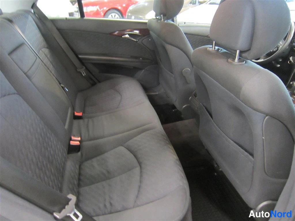 Harmaa Mercedes-benz E 2006, takaistuimet, kuva 9