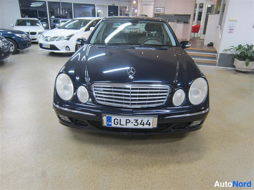 Sininen Mercedes-benz E 2004, edestä, kuva 2