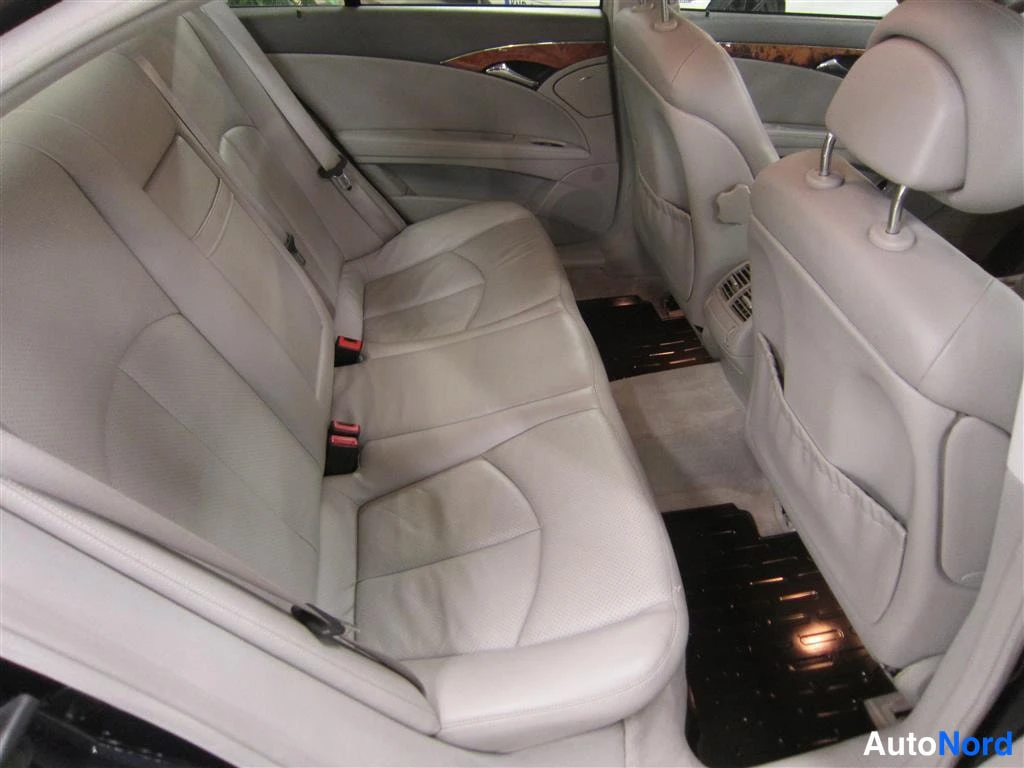 Sininen Mercedes-benz E 2004, takaistuimet, kuva 10