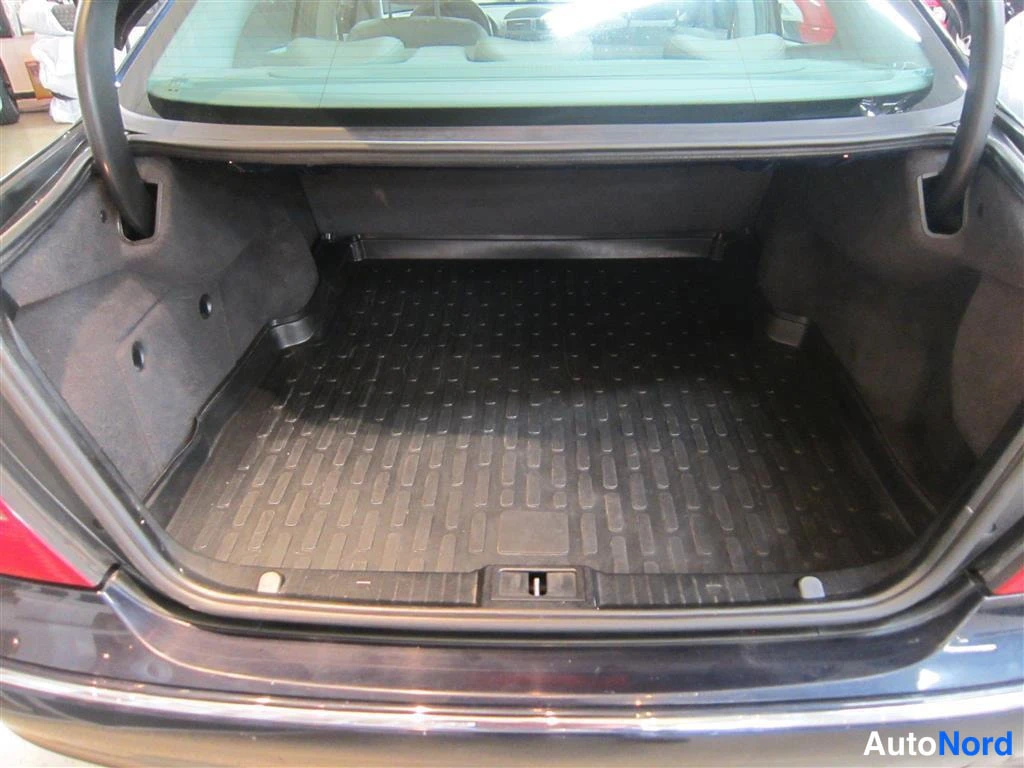 Sininen Mercedes-benz E 2004, tavaratila, kuva 11