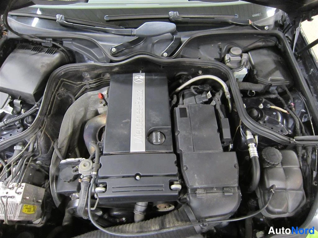 Sininen Mercedes-benz E 2004, moottoritila, kuva 12