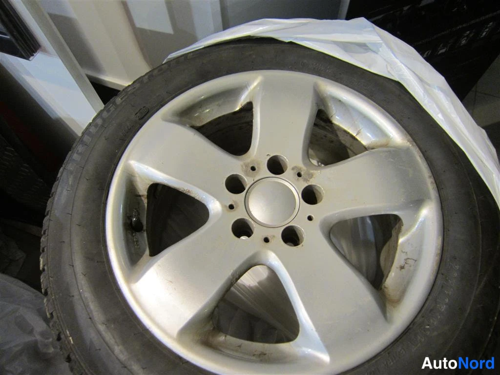 Sininen Mercedes-benz E 2004, yksityiskohta, kuva 15