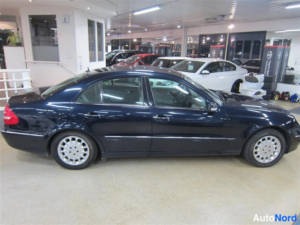 Sininen Mercedes-benz E 2004, sivulta, kuva 3