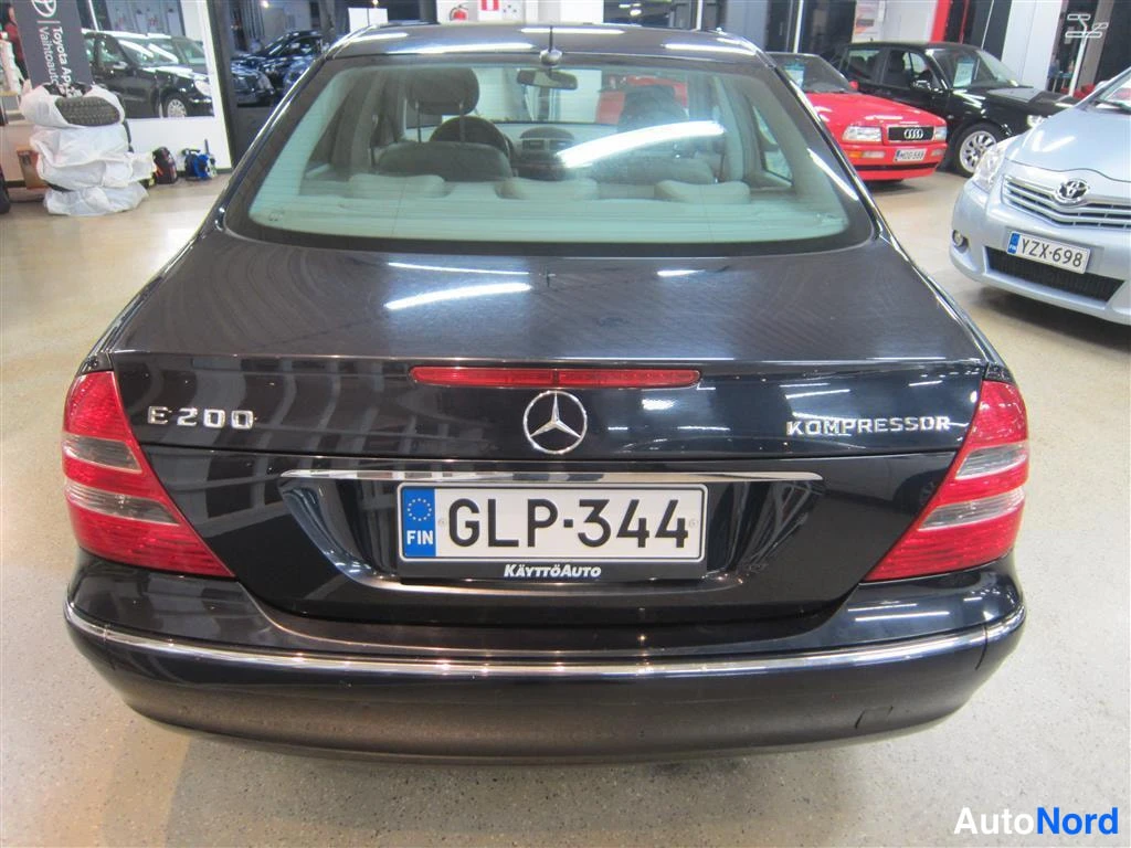 Sininen Mercedes-benz E 2004, takaa, kuva 5