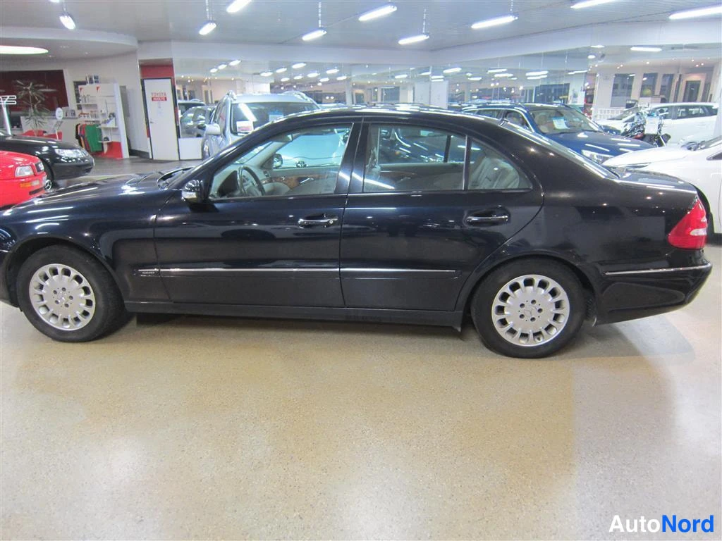 Sininen Mercedes-benz E 2004, takaviisto, kuva 4