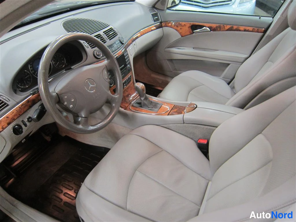 Sininen Mercedes-benz E 2004, ohjaamo, kuva 6