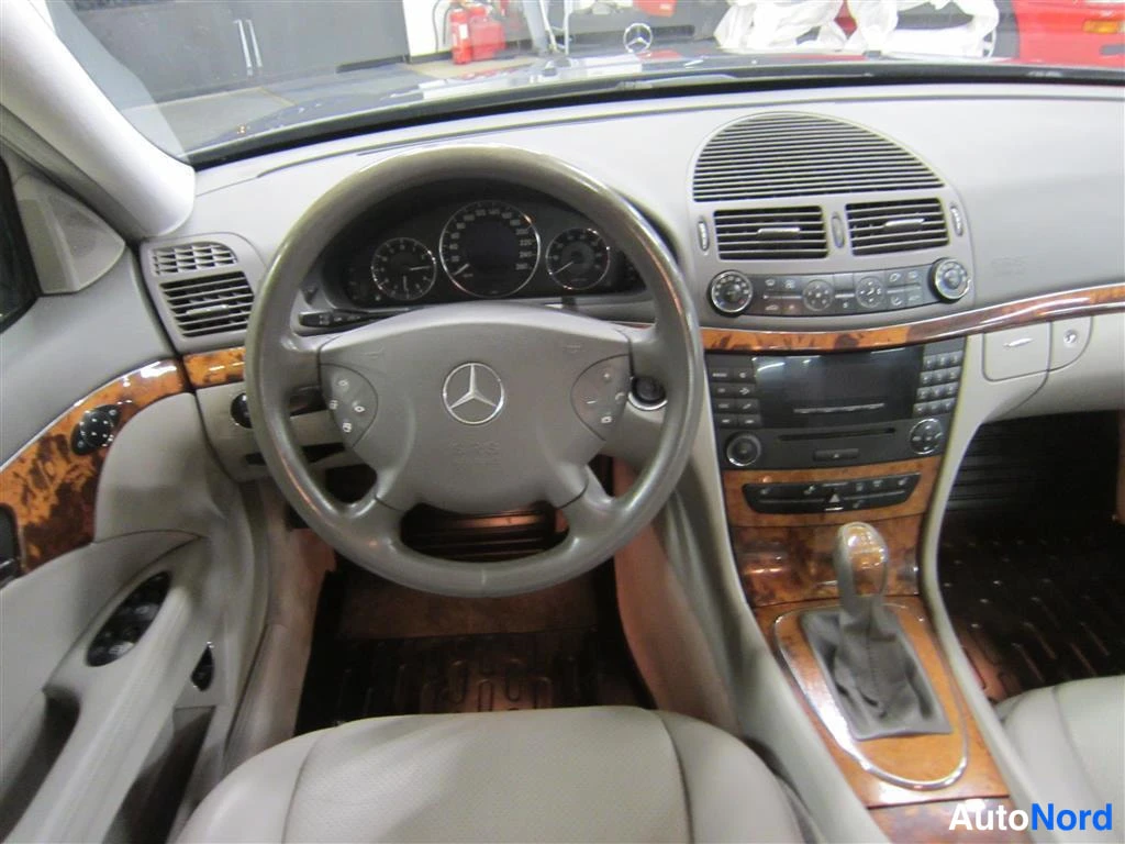 Sininen Mercedes-benz E 2004, ohjaamo, kuva 7