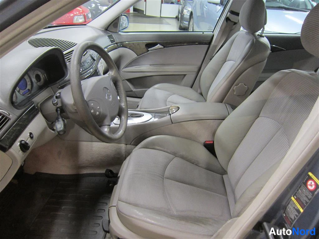 Sininen Mercedes-benz E 2003, ohjaamo, kuva 8