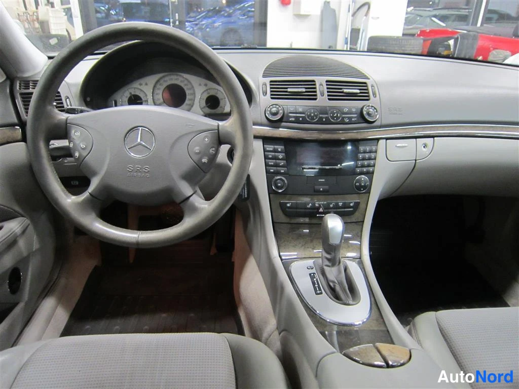 Sininen Mercedes-benz E 2003, ohjaamo, kuva 9