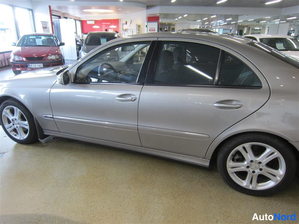 Harmaa Mercedes-benz E 2007, sivulta, kuva 4