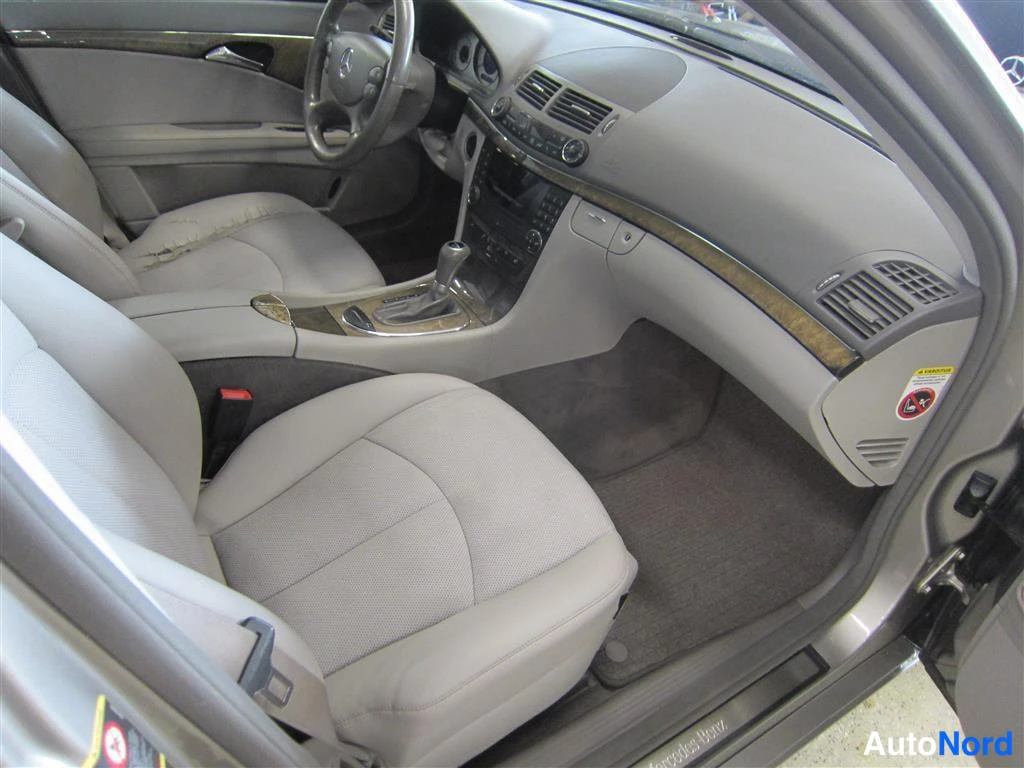 Harmaa Mercedes-benz E 2007, ohjaamo, kuva 10