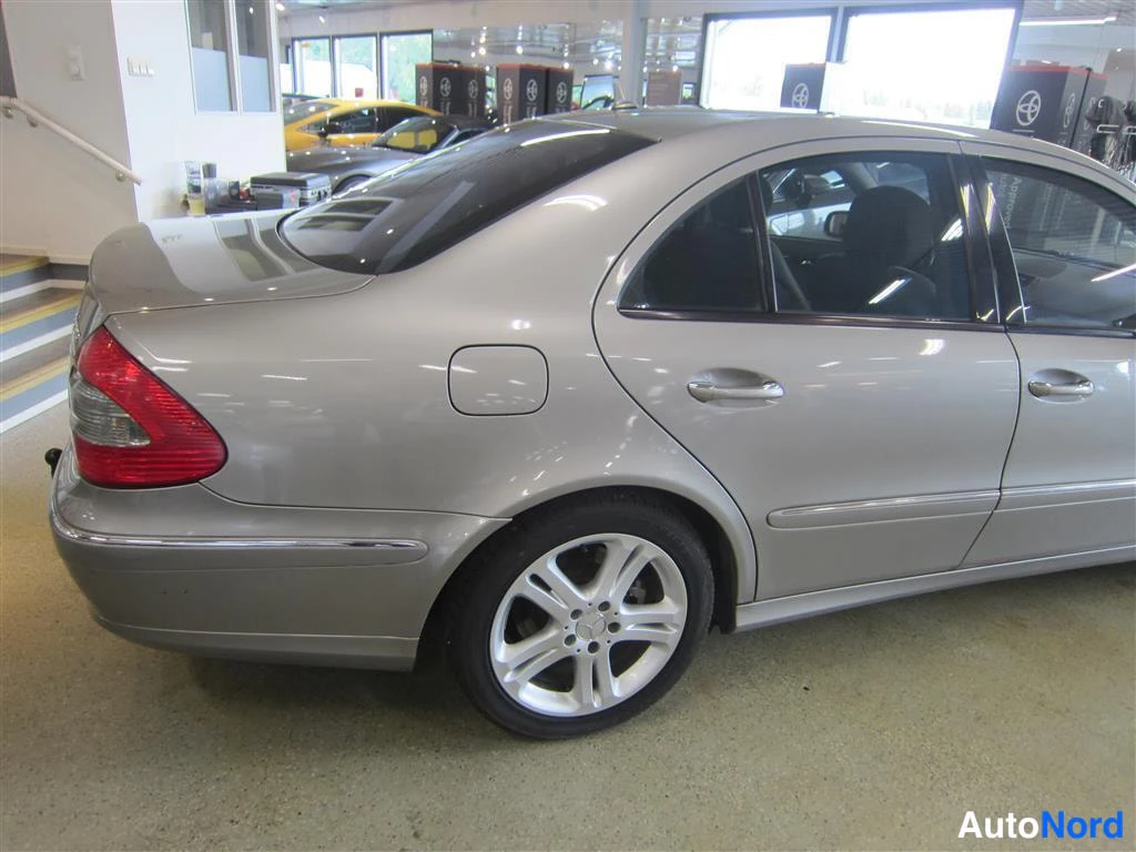Harmaa Mercedes-benz E 2007, takaviisto, kuva 7