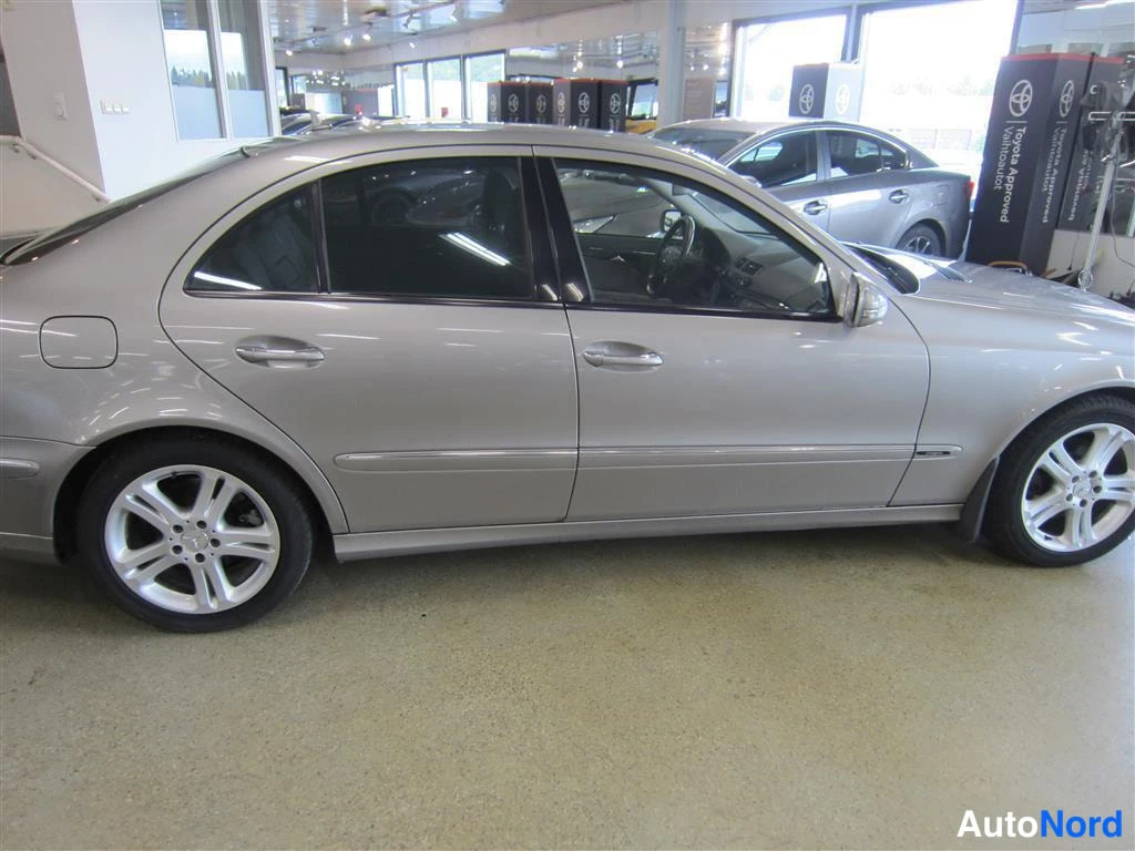 Harmaa Mercedes-benz E 2007, sivulta, kuva 5