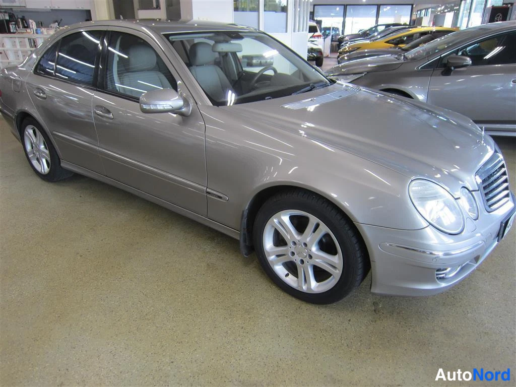 Harmaa Mercedes-benz E 2007, etuviisto, keula oikealle, kuva 2