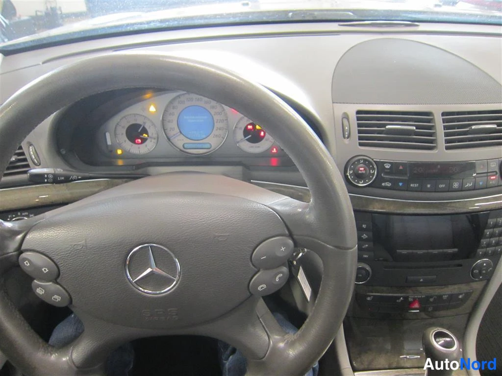 Harmaa Mercedes-benz E 2007, ohjaamo, kuva 9