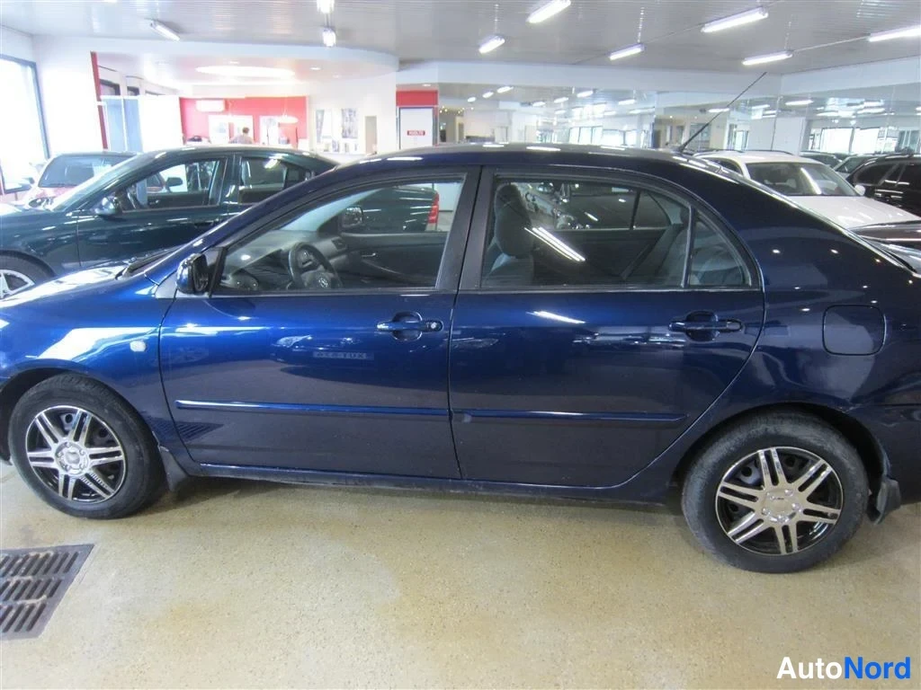 Sininen Toyota Corolla 2003, sivulta, kuva 5