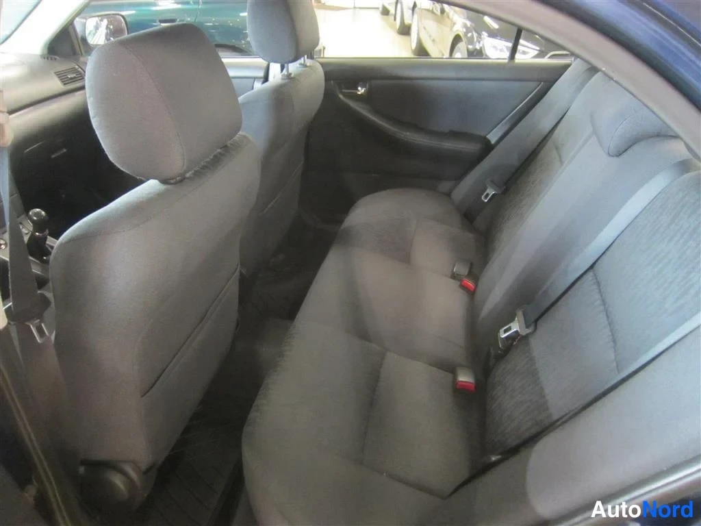 Sininen Toyota Corolla 2003, takaistuimet, kuva 9