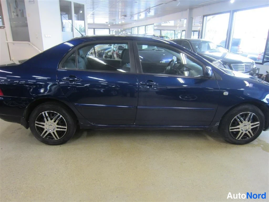 Sininen Toyota Corolla 2003, sivulta, kuva 4