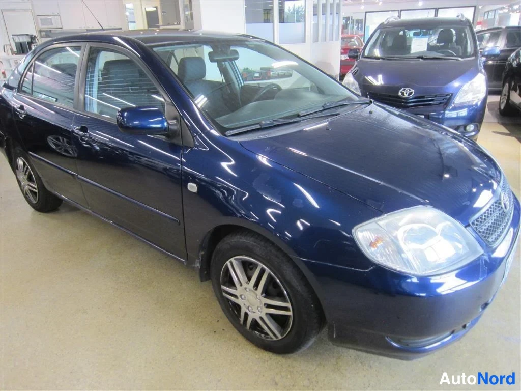 Sininen Toyota Corolla 2003, etuviisto, keula oikealle, kuva 2