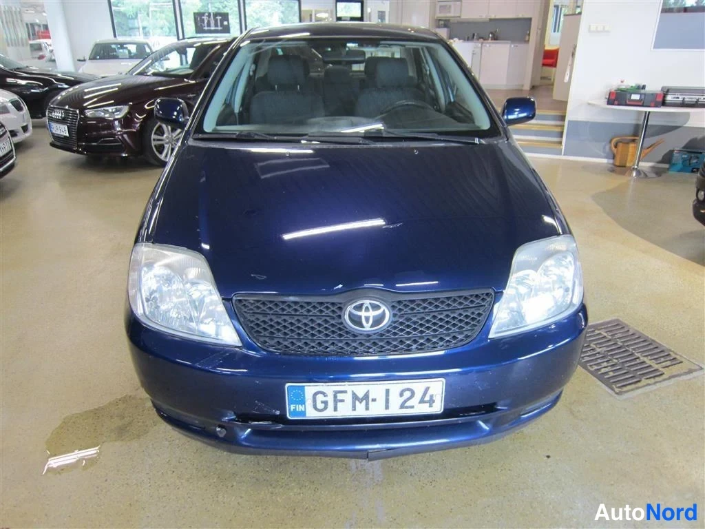 Sininen Toyota Corolla 2003, edestä, kuva 3