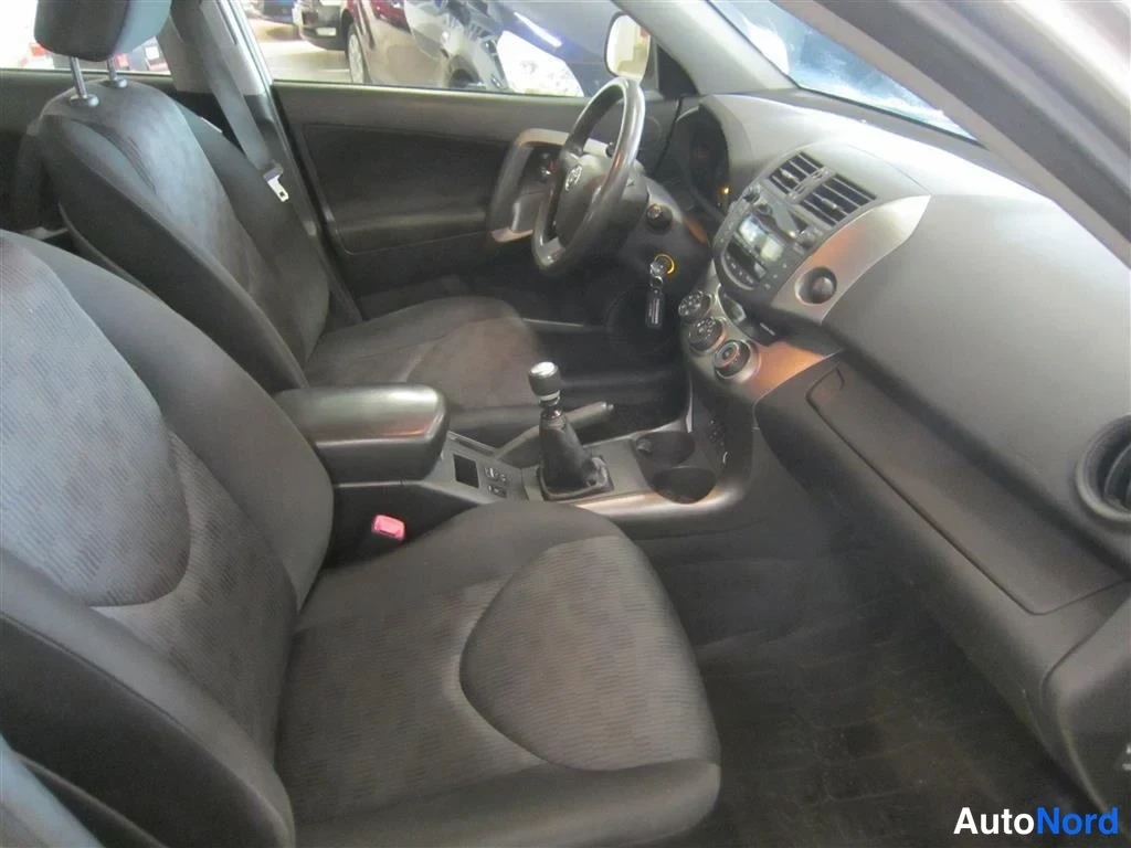 Hopea Toyota RAV4 2010, ohjaamo, kuva 9