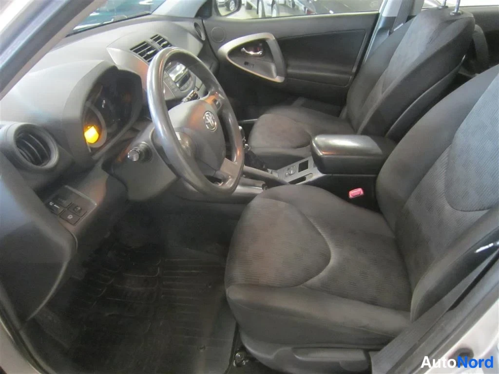 Hopea Toyota RAV4 2010, ohjaamo, kuva 10