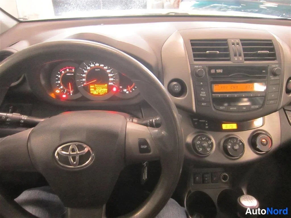 Hopea Toyota RAV4 2010, ohjaamo, kuva 11