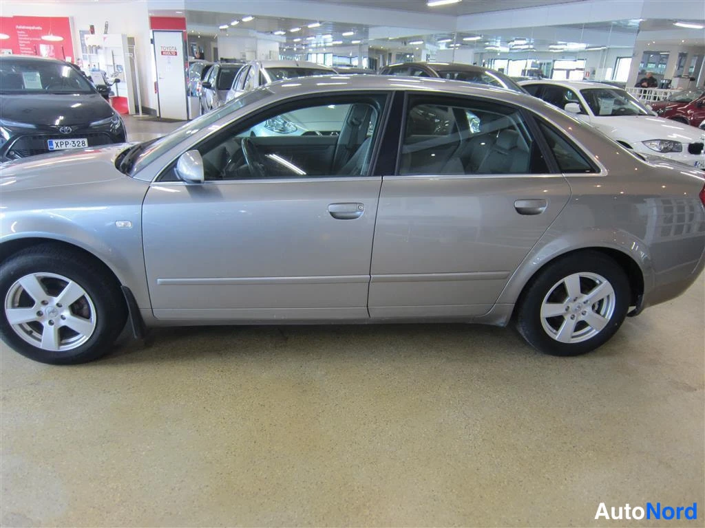 Harmaa Audi A4 2004, sivulta, kuva 4