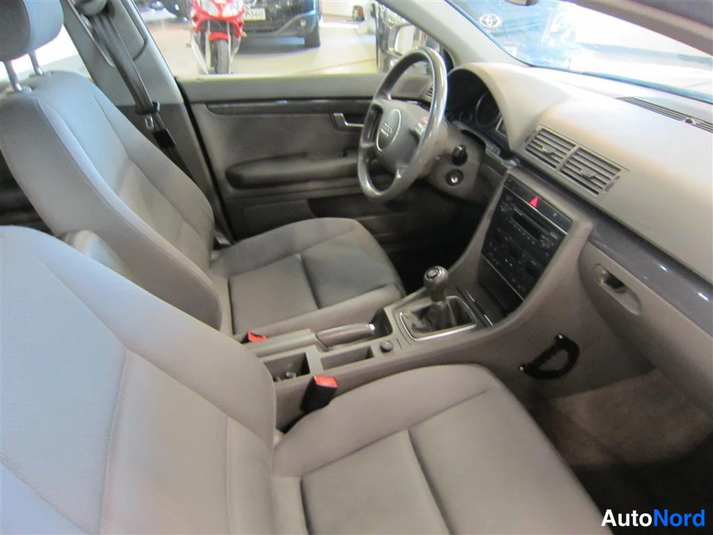 Harmaa Audi A4 2004, ohjaamo, kuva 11