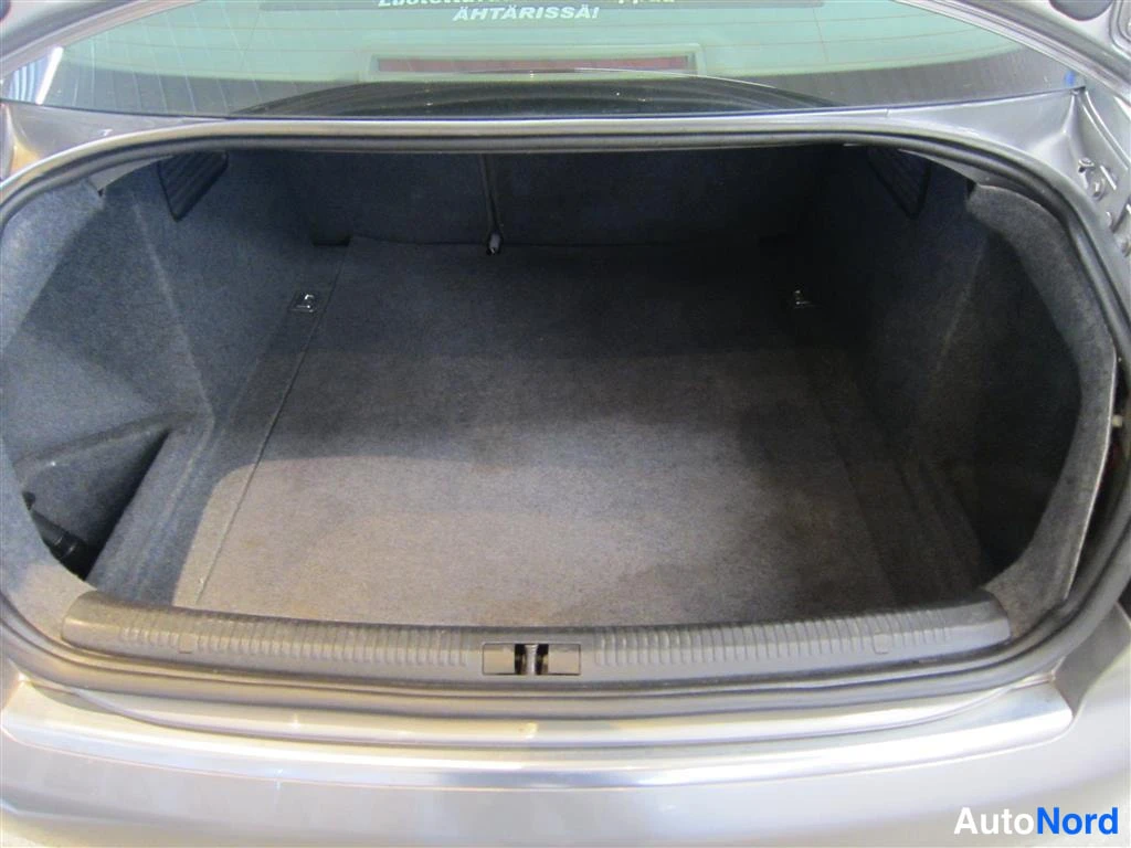 Harmaa Audi A4 2004, tavaratila, kuva 15
