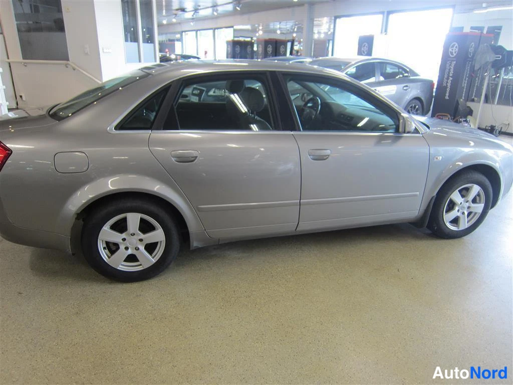 Harmaa Audi A4 2004, sivulta, kuva 5